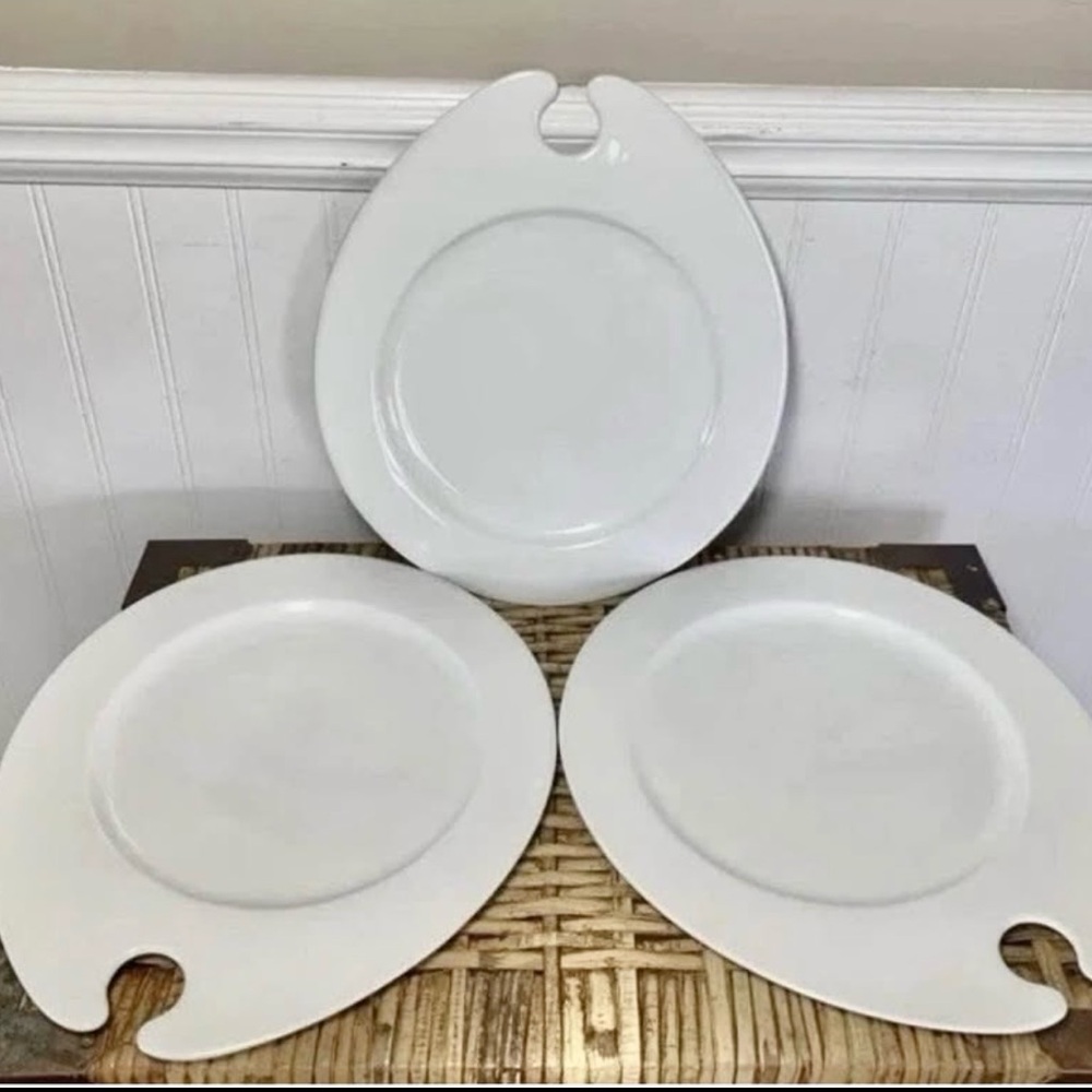 Crate & Barrel White Oval Thumb Dinner Plates - 3